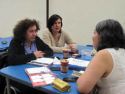 En el proyecto de la comuna de Paredones, ubicada en la VI Región, la Prof. Osorio (al medio) es la académica responsable, mientras la Prof. Espinoza (izquierda) actúa como co-responsable. 