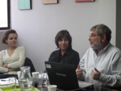 Prof. Adrián Scribano, académico argentino que fue invitado por la Prof. María Emilia Tijoux (centro).