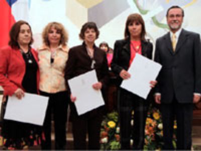 Las académicas Montecino, Benavente y Vargas, junto al Rector Víctor Pérez y la profesora titular del ICEI, Loreto Rebolledo. (Foto DIRCOM)