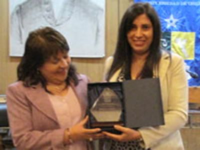 Yolanda Quilodrán (izquierda) recibió el reconocimiento de Rossana Cecchi, quien no pudo estar presente. 
