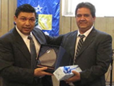 Raúl Castillo (derecha) recibió el aplauso fervoroso de sus colegas a la hora de recibir el reconocimiento a su trayectoria. 