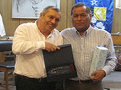 Manuel Ibarra, hizo entrega del merecido galardón a Marcelo Pereira (derecha), quien ha prestado 32 años de servicio.