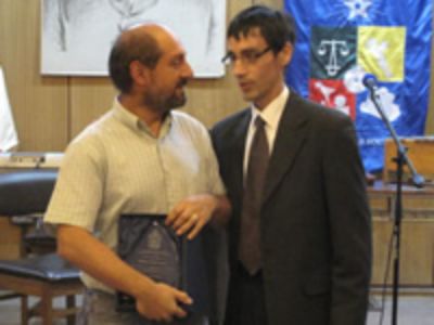 Orlando Muñoz, representante del Personal de Colaboración, entregó al profesor Rodrigo Cornejo (izquierda), el reconocimiento que los funcionarios le ofrecieron por su compromiso y apoyo.