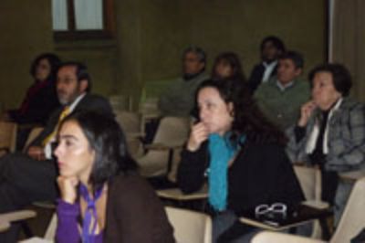 La charla se llevó a cabo el día martes 19 de abril en el Auditorio de la Facultad de Arquitectura y Urbanismo de la U. de Chile. 