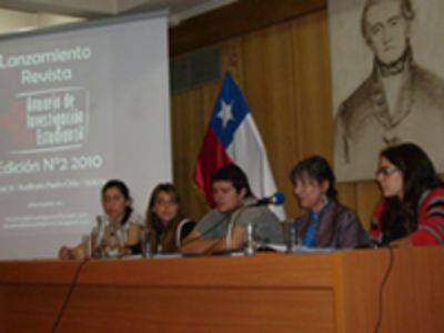De izq. a der: Marcia Cubillos y María Francisca Valenzuela (autoras), Diego Corvalán y Catina Canals (miembros del Equipo Editorial) y la Prof. María Emilia Tijoux.