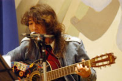 El cantautor Chinoy presentó "Terremoto" y "Plata pa' pan".