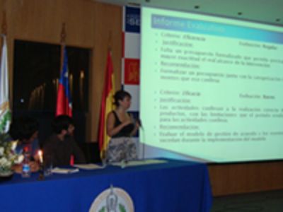 Pamela Saavedra expone los resultados de la evaluación del proyecto realizada.