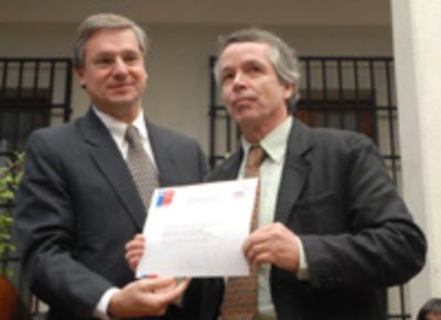 El Subsecretario de Prevención del Delito, Cristóbal Lira Ibáñez, junto al Decano de la Facultad de Ciencias Sociales de la Universidad de Chile, Prof. Marcelo Arnold. 