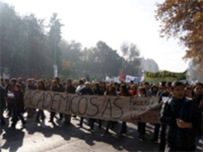 Académicos, Funcionarios y Estudiantes de pre y postgrado de la Facultad de Ciencias Sociales, marcharon hoy jueves en defensa de la educación pública chilena.