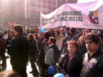 Funcionarios de FACSO  y de todo el Campus Juan Gómez Millas se sumaron a la marcha de hoy jueves, convocada por la Confech.