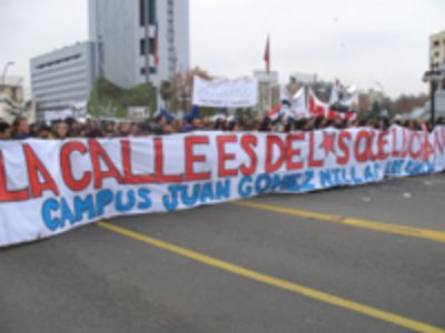 Académicos, Funcionarios y Estudiantes de pre y postgrado de la FACSO y del Campus JGM, marcharon hoy jueves en defensa de la educación pública chilena.