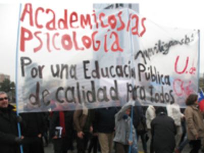 Académicos y estudiantes de Psicología de la FACSO participaron de la protesta.