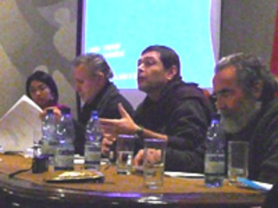 El Prof. Carlos Ruiz (centro) expone sobre la participación social en Chile. A su izq. el Prof. Rodrigo Baño y a su derecha, el economista Marcel Claude. Moderó el foro: Carolina Guerra.