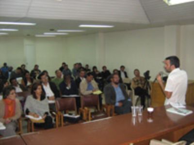 El profesor Jorge Inzunza durante la conferencia del FECODE.