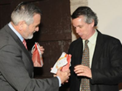El alcalde de La Serena le entrega un presente a Marcelo Arnold, decano de FACSO. 