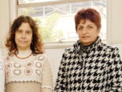 De izq. a der: La directora del proyecto, Prof. Lucía Cifuentes, junto a una de las integrantes del equipo, Prof. Mónica Acuña.