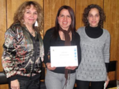 De izq. a der: Sonia Montencinos, directora del CIEG y Vicerrectora de Extensión y Comunicaciones, y Paula Hernández, integrante del CIEG, acompañan a una de las alumnas graduadas en 2009.