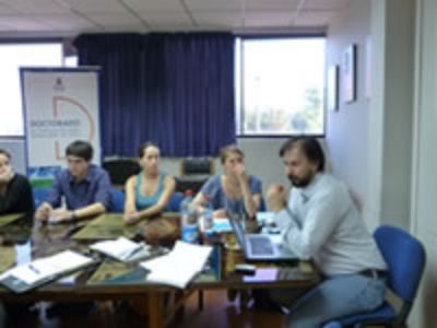 Prof. Visitante Patricio Solís junto a estudiantes del Doctorado en CIencias Sociales de FACSO