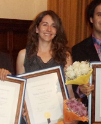 La Prof. Vanetza Quezada recibió su premio y el del prof. Mario Laborda, quien se encontraba en Nueva York al momento de la entrega del reconocimiento.