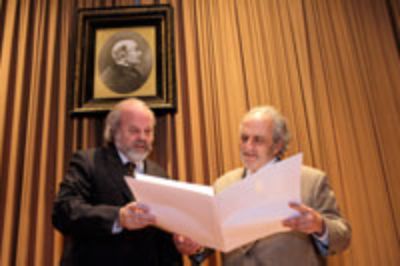 El Prof. O' Donnell recibió el Doctorado Honoris Causa de manos del Rector (S) Las Heras. 