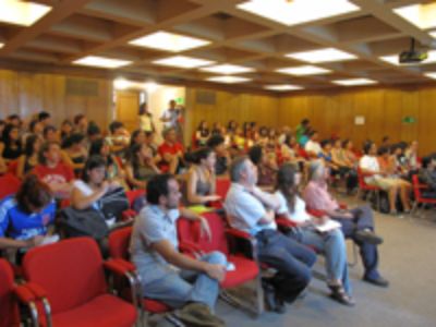 Más de 100 personas asistieron a la charla del experto chileno.