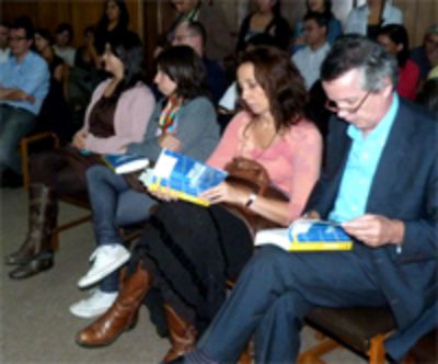 Varios de los autores del libro, entre ellos el Decano de la Facso, Dr. Marcelo Arnold, estuvieron presentes en la ceremonia.