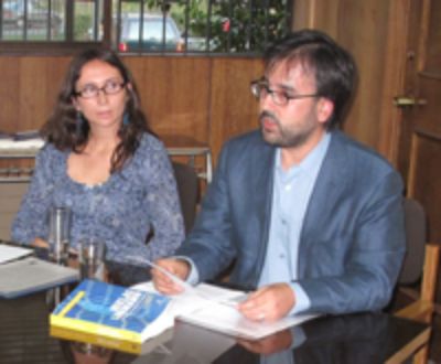 Los editores de la publicación y profesores del MaSS, Anahí Urquiza y Hugo Cadenas.