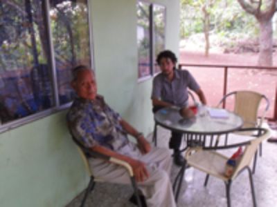 Uno de los investigadores en reunión con Alberto Hotus, Presidente del Consejo de Ancianos de Rapanui.