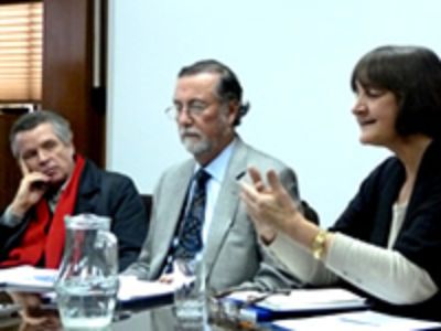 De derecha a izquierda, Prof. Rosa Devés, Prorrectora, Prof. Víctor Pérez Vera, Rector, Prof. Marcelo Arnold, Decano de FACSO.  