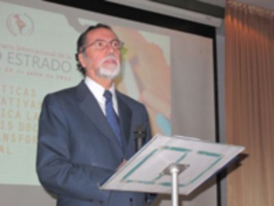 El Rector Víctor Pérez valoró los temas que se analizarán en el Seminario.