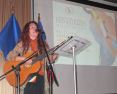 La ceremonia de inauguración fue amenizada con la interpretación de temas de Violeta Parra y Víctor Jara.