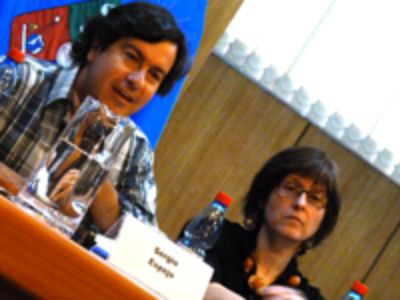 Sergio Espejo, abogado, y María Elena Acuña, académica especialista en estudios de género, panelistas del diálogo ciudadano. 