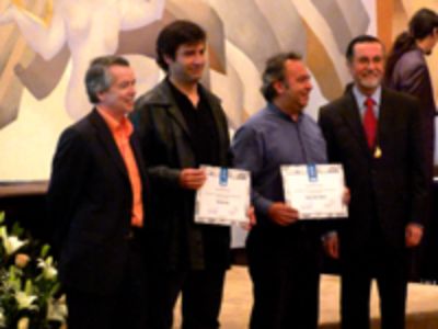 De izq. a derecha: Dr. Marcelo Arnold, Decano Facultad de Ciencias Sociales; Prof. Pablo Rojas, Prof. Rodrigo Sánchez y el rector Víctor Pérez, rector de la Universidad de Chile. 