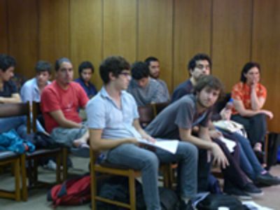 De der a izq: Prof. Andrea Peroni junto a los alumnos que expondrían sus trabajos.