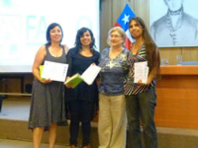 La coordinadora del Diplomado Género, familia y políticas públicas, Silvia Lamadrid, hace entrega del diploma a alumnas de la generación 2012.