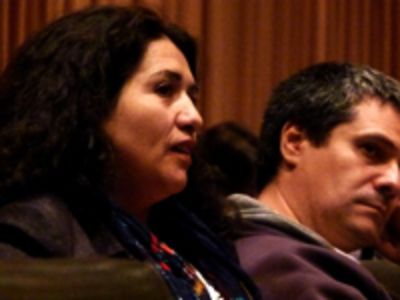 Diversos especialistas del área de la educación participaron como público en el seminario organizado por PIEES. Aquí una investigadora de origen mapuche.