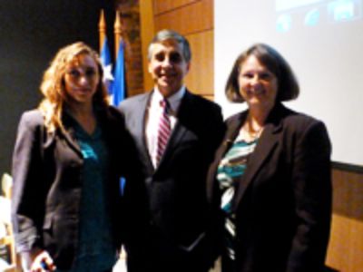 Sonia Pérez, Investigadora FACSO-CIVDES, Prof. Sergio Lavandero, Vicerrector de Investigación y Desarrollo U. de Chile, y Susan Cutter.