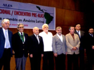 Prof. Marcelo Arnold  en el Congreso ALAS 2009 en Lima (Perú) junto a sociólogos como Adrián Scribano (Argentina).