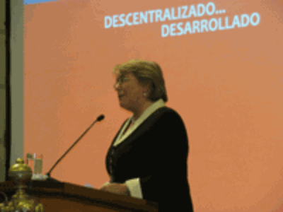 La candidada presidencial, Michelle Bachelet entregando sus propuestas sobre regionalización