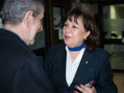 Decano Mario Orellana junto a la funcionaria Yolandra Quilodrán, secretaria de Extensión FACSO.
