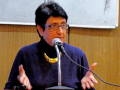 Prof. María Elena Ortega en conferencia abierta realizada en la Facultad de Ciencias Sociales de la U. de Chile.
