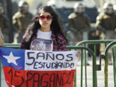 Fotografía de estudiante en protestas estudiantiles en Chile.