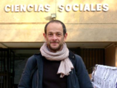 Le Quéau es académico de la Universidad Pierre Mendès France (Grenoble II).