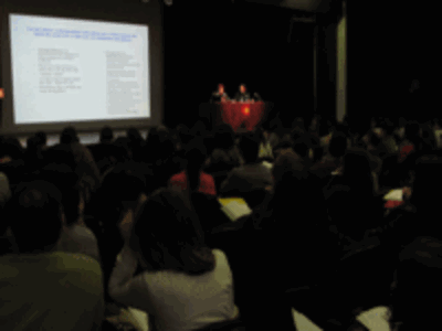El auditorio del Centro Cultural de España lleno con estudiantes y profesores. 