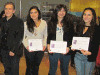 La estudiante de la Universidad de Chile junto a los otros jóvenes premiados. 