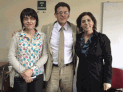 La profesora Marianella Abarzúa  junto al Dr. Alejandro Klein y la Dra. Ilana Mountian.