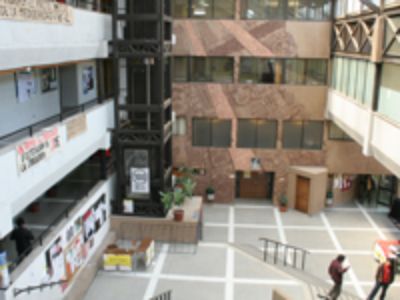 Hall Central de la Facultad de Ciencias Sociales de la U. de Chile