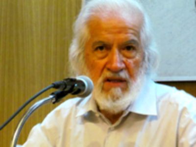 Prof. Gabriel Salazar de la Universidad de Chile autor del libro "Labradores, Peones y Proletarios" (1985)