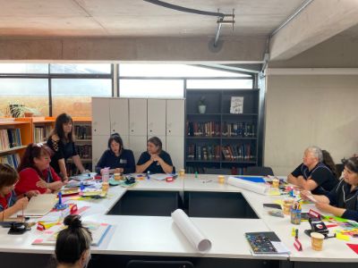 Auxiliares participan en taller de escritura guiado por la profesora francesa Martine Laborde.