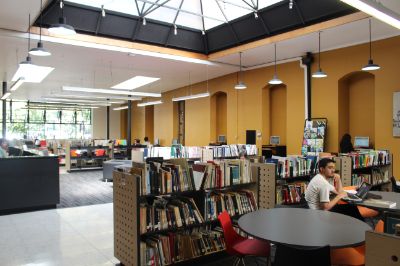 La biblioteca fue ampliada durante el 2015, logrando dejar varias colecciones en estantería abierta.